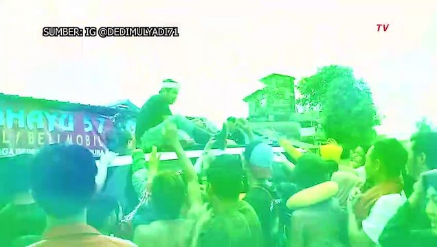 Dedi Mulyadi Terobos Banjir Pakai Mobil Mewah Bagi Bantuan ke Warga