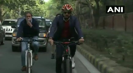 पेट्रोल-डीजल की बढ़ी कीमतों के विरोध में रॉबर्ट वाड्रा साइकिल चला पहुंचे ऑफिस