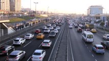 İSTANBUL - Haftanın ilk iş gününde trafik yoğunluğu arttı