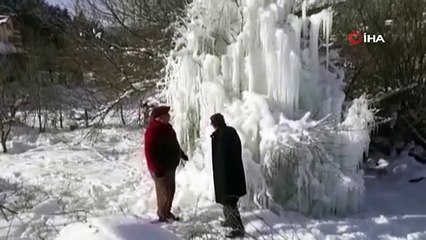 Su borusu patladı, buzdan ağaca dönüştü
