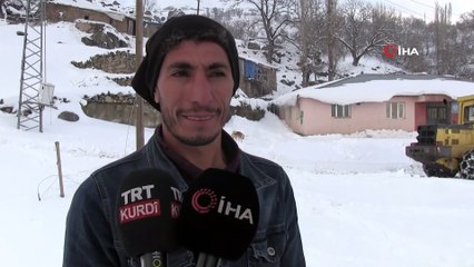 Öğrenciler için kardan kapanan yollar açıldı