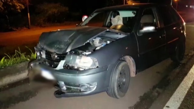 Atingido na traseira, Uno sai da pista e capota às margens da BR-277, em Cascavel