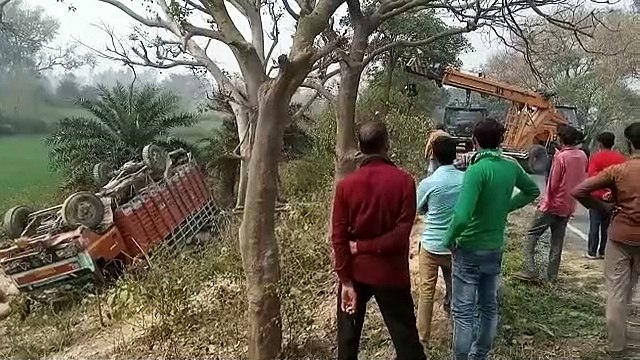 तेज रफ्तार अनियंत्रित डीसीएम पलटने से दो लोग घायल