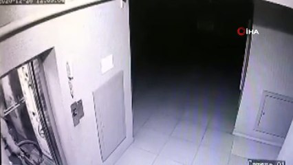 Bisiklet hırsızlığı apartmanın güvenlik kamerasına takıldı