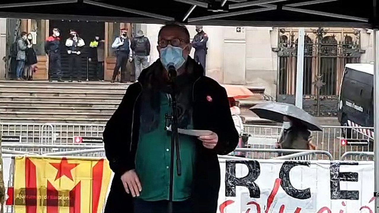 Xavier Antich, membre de la junta d'Òmnium, llegeix un missatge de suport a Marcel Vivet