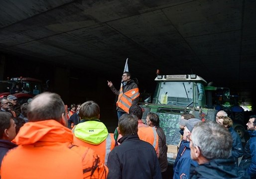 “Trop c'est trop !” : les agriculteurs manifestent à Lyon contre les repas sans viande de la mairie écolo