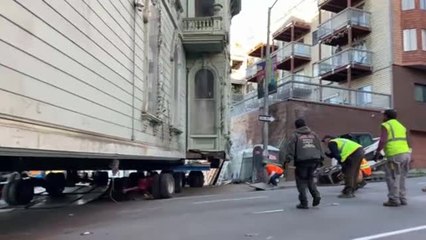 Una casa centenaria se muda de calle en la ciudad de San Francisco.