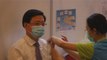 Líder de Hong Kong y altos funcionarios son los primeros en recibir la vacuna contra la covid