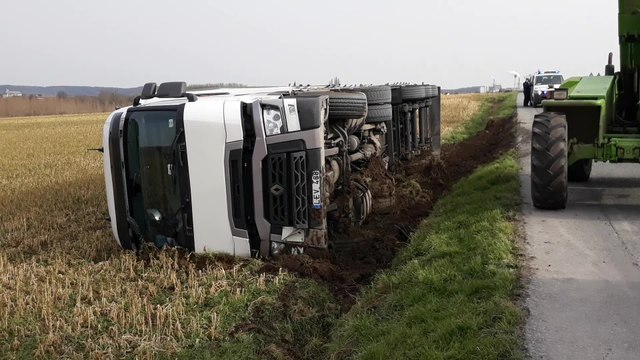 Moustier camion semi remorque dans un champ 22.02.2021
