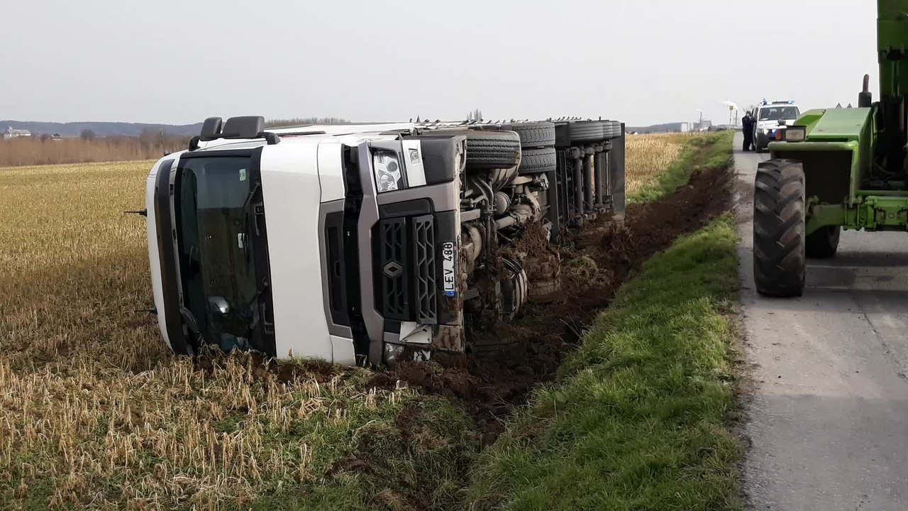 Moustier camion semi remorque dans un champ 22.02.2021