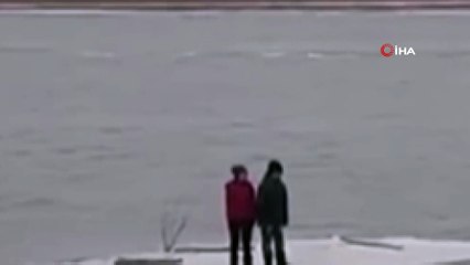 - Buzulun üzerinde sürüklenen çocukları vatandaşlar kurtardı