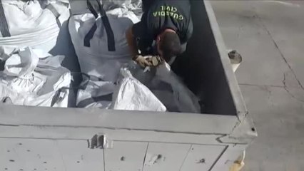 Rescatado en el puerto de Melilla un inmigrante enterrado dentro de un saco de cenizas tóxicas