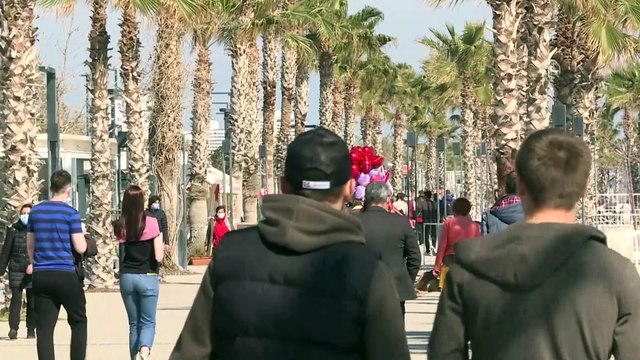 ANTALYA - Güneşli havayı fırsat bilen vatandaşlar sahilde vakit geçirdi