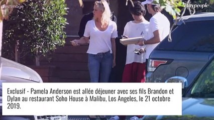 Pamela Anderson pimente sa vie sexuelle avec des saucisses végétales