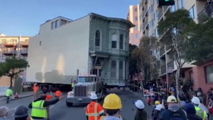 Aparatosa mudanza sobre ruedas de una enorme casa en San Francisco