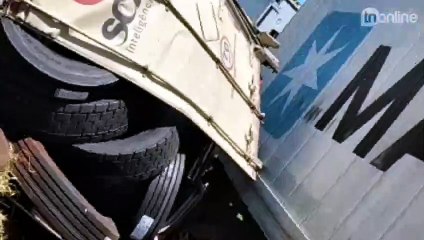 Caminhão atingido por trem