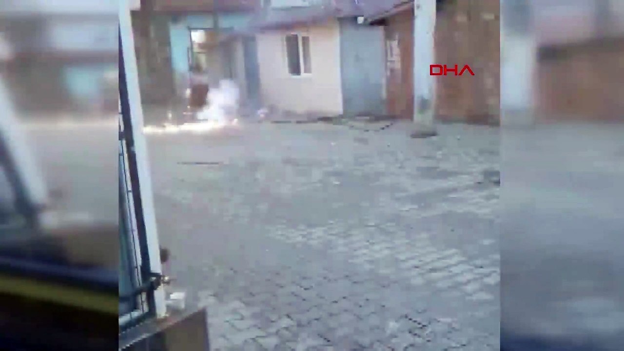 Akım yüklü tele canını hiçe sayıp, tekme attı