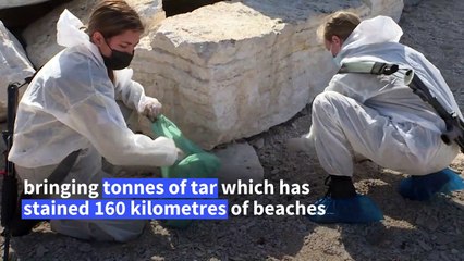 Israeli soldiers clean beach after massive tar pollution