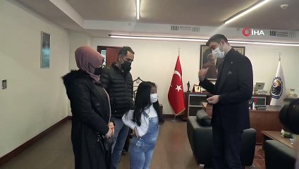 Çöken binadan kurtarılan 7 yaşındaki Azra, Başkan Gökhan Yüksel’i ziyaret etti