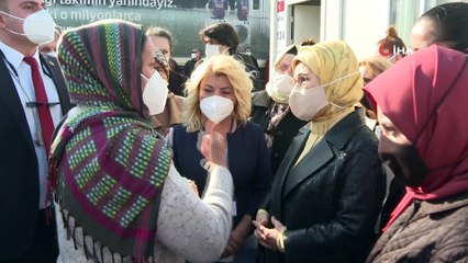-Cumhurbaşkanı Erdoğan’ın eşi Emine Erdoğan, İzmir’de depremzedelerle bir araya geldi