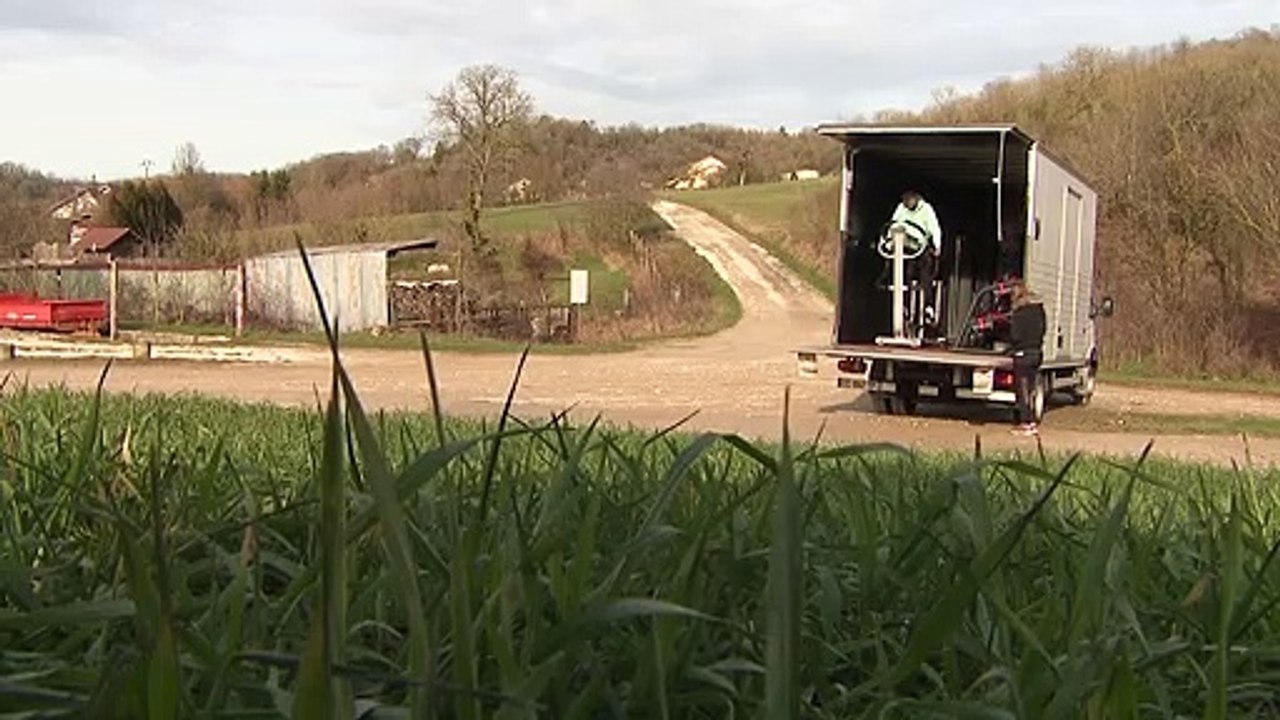 Ce coach crée sa salle de sport dans un camion pour proposer des séances à domicile