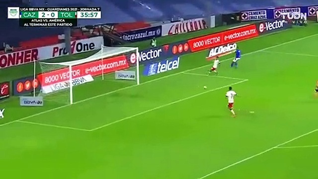 Un arbitre arrête un tir qui allait se transformer en but (Mexique)