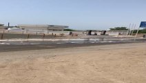 بالفيديو.. اغلاق شارع كورنيش كلباء بسبب موج البحر