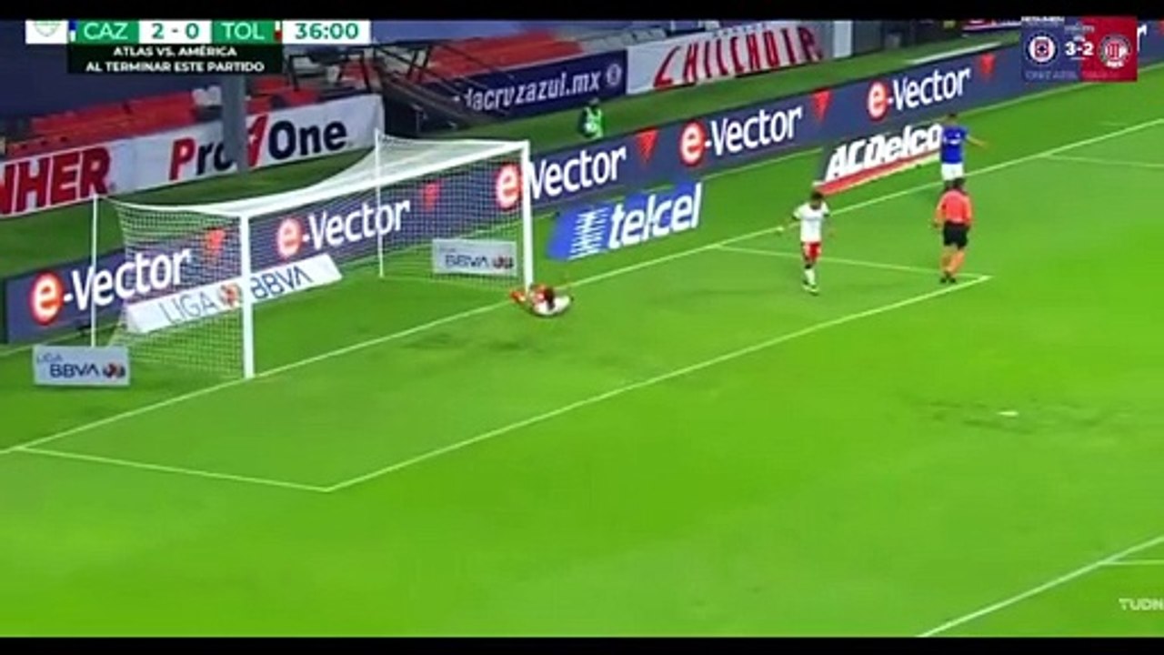 Sędzia obronił strzał na pustą bramkę - Liga MX / Cruz Azul vs Toluca (21.02.2020)