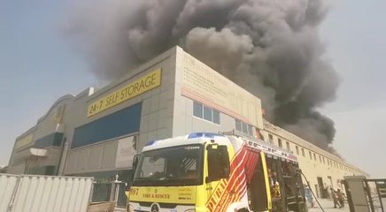 حريق بمستودعات تحوي مواد سريعة الاشتعال في جبل علي الصناعية