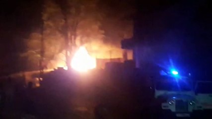 ड्रम से भरे कारखाने में आग, धमाकों से घरों से बाहर आए लोग