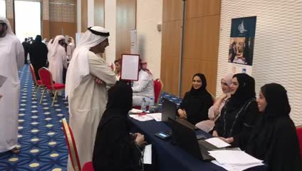بالفيديو.. وزير "التوطين" يجري مقابلة عمل لمواطنة خلال معرض توظيفي بأبوظبي