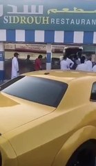 بالفيديو... تجمع زبائن أمام مطعم لشراء السمبوسة وبلدية رأس الخيمة ترسل مفتشين لتنظيم المكان