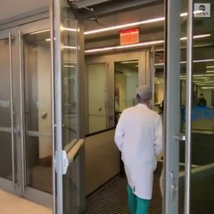 بالفيديو.. لحظة استقبال مستشفى لأحد جراحيه بعد تعافيه من "كورونا" ومعاودته العمل