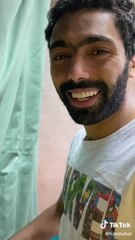 بالفيديو.. نجم الأهلي يغني "بنت الجيران" في الحجر المنزل.. والرد مفاجأة