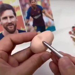 بالفيديو.. إبداع جديد في رسم الأسطورة ميسي بزمن كورونا