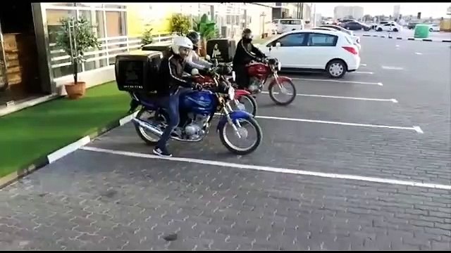 بالفيديو.. عمال الدليفري في الإمارات يتحدون كورونا بإجراءات وقائية