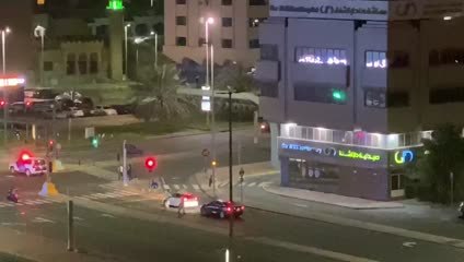 بالفيديو شرطة ابوظبي توقف مركبات ومشاة خلال فترة التعقيم ‎