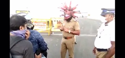 بالفيديو.. شرطي هندي يرتدي خوذة "كورونا" لتوعية الناس