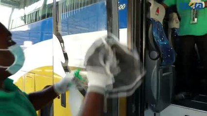 بالفيديو.. تعقيم حافلات ومركبات الأجرة برأس الخيمة