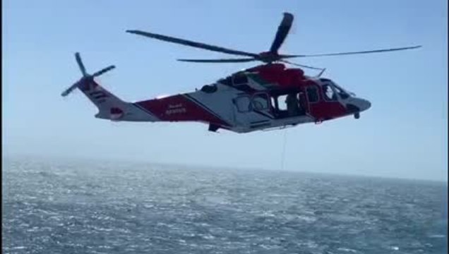 بالفيديو: إنقاذ مريض مواطن تدهورت حالته الصحية على متن سفينة