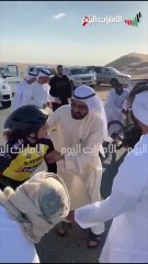 بالفيديو.. محمد بن راشد يساعد مواطنة تعرضت لإصابة في سباق دراجات