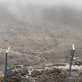 بالفيديو تساقط الثلوج والبرد على قمة جبلي مبرح وجيس برأس الخيمة