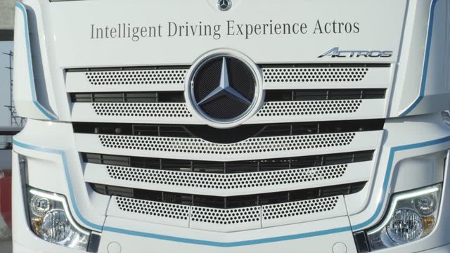 طرح أول دراجة نارية كهربائية في الدولة.. وتجريب شاحنة ذاتية القيادة