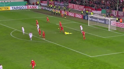 بالفيديو.. حارس مرمى يرتكب خطأً فادحاً يتسبب في هدف غريب