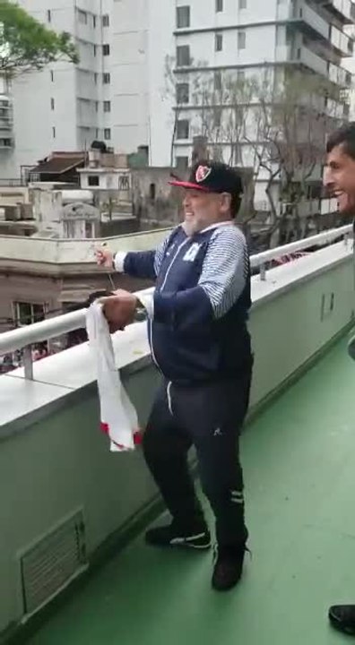 بالفيديو.. مارادونا يرقص وفريقه في المركز قبل الأخير