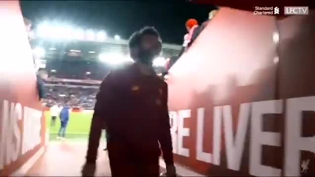 بالفيديو.. لاعب توتنهام ينتظر محمد صلاح خارج الملعب للحصول على قميصه