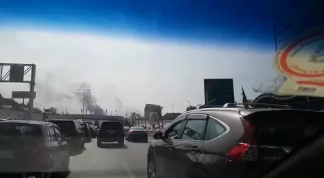 بالفيديو.. اغلاق طريق مطار بيروت دولي بالحرائق احتجاجا على تردي الوضع الاقتصادي