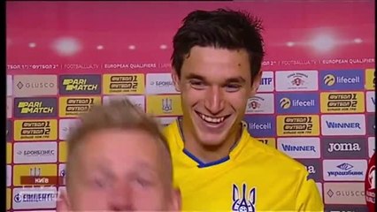 بالفيديو.. لاعب يصدم مذيعة «على الهواء» والسبب كريستيانو رونالدو!