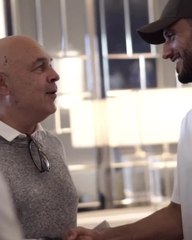 بالفيديو: عمر السومة يرحب على طريقته الخاصة بمدرب الأهلي السعودي الجديد