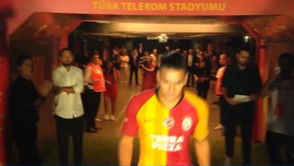 بالفيديو.. استقبال أسطوري للكولمبي فالكاو في غلطة سراي